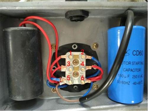 单相异步电机在那两个接线柱上街220v电源线