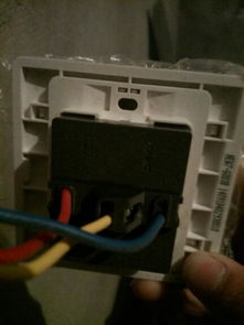 双控开关如何接,谢谢 越详细越好谢谢就是卧室门口一个开关床头一个开关的那种